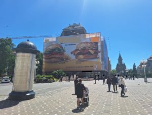 Bannere fără aviz, reclame pe clădiri și afișe lipite ilegal. Amenzi de aproape 150.000 de euro în Timișoara