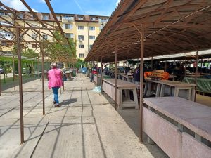 Piața din Lipovei devine parcare în timpul săptămânii. În weekend va fi piață volantă