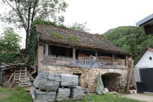 Bârnă cu bârnă, una dintre cele mai vechi case din Banatul Montan va fi mutată la Timișoara