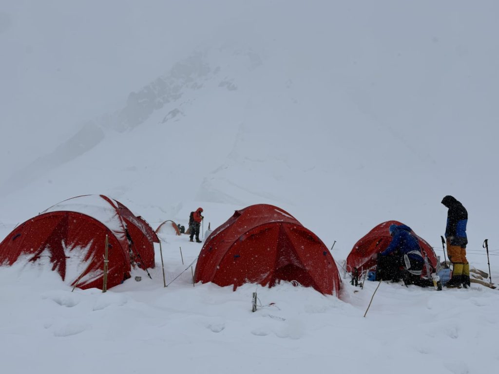 Urmează atacul final: Horia Colibășanu așteaptă fereastra de vreme bună pe Gasherbrum II