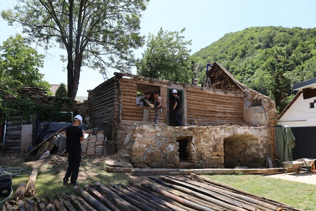 O casă de aproape două secole, desfăcută bârnă cu bârnă. Va fi reconstruită la Timișoara
