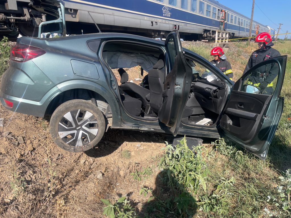 Mașină lovită de tren la Urseni. O șoferiță de 36 de ani a fost resuscitată
