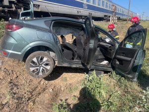 Mașină lovită de tren la Urseni. O șoferiță de 36 de ani a fost resuscitată