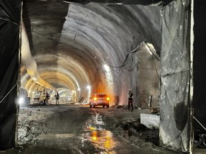 Primul tunel de pe A1 Margina-Holdea a fost străpuns. 800 de oameni lucrează pe șantier