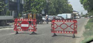 Trecerea la nivel cu calea ferată de pe Enric Baader e închisă pentru o lună