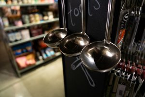 Primăria vrea catering în locul cantinei sociale. Dar nu i-a convins pe consilieri că va face economii