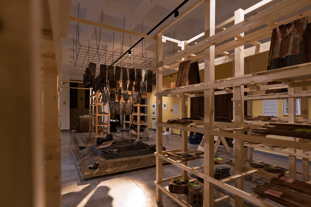 Din lut s-a construit un oraș. O nouă expoziție spune povestea industriei care a făcut celebră Jimbolia