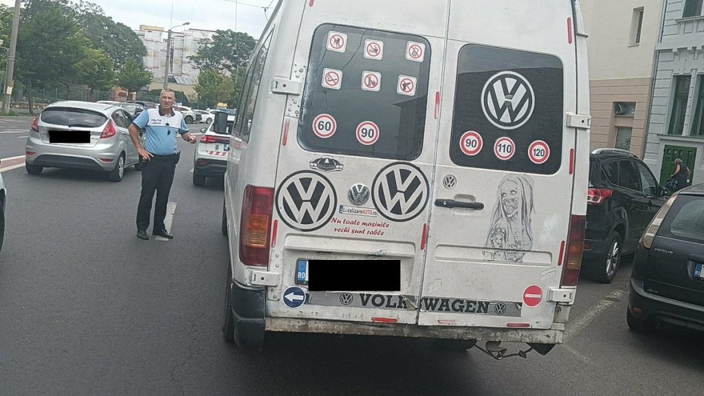 Curier prins din nou fără permis. A încercat să se mute pe scaunul din dreapta când a văzut polițiștii