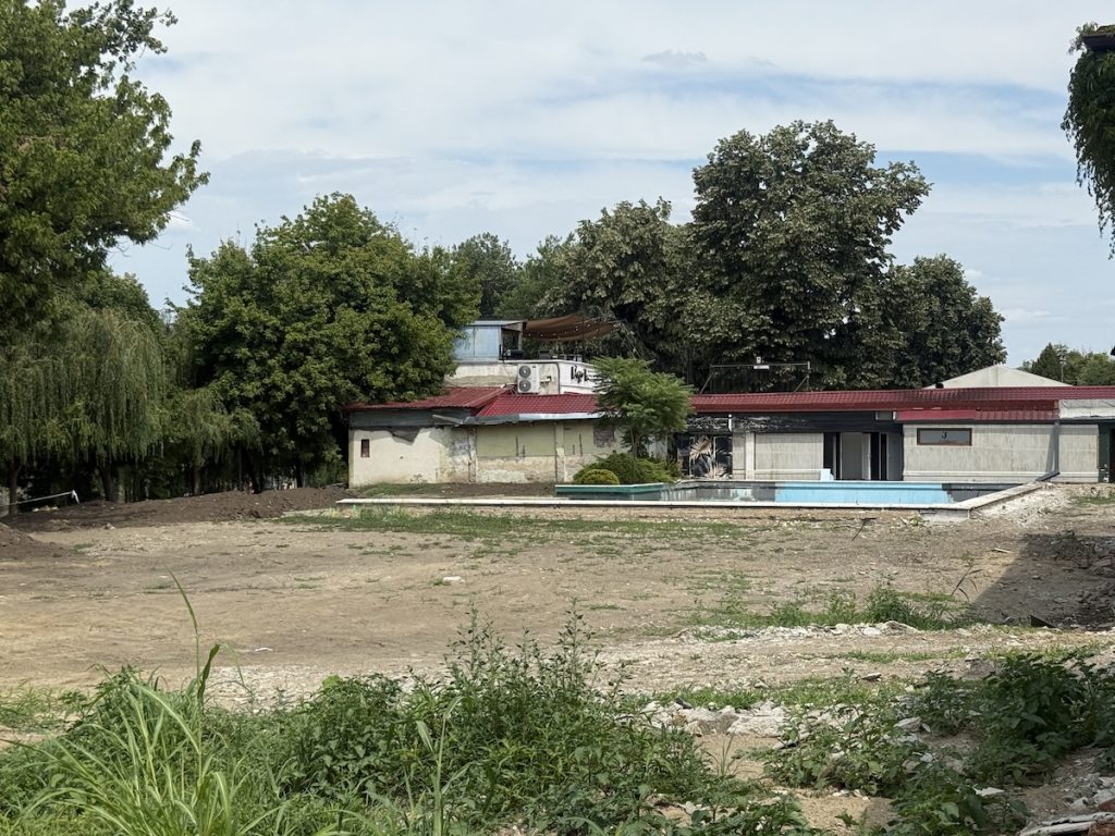 De la constrângeri, la berărie. Fostul ștrand Electrometal, cumpărat de primărie cu 250.000 euro