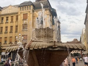 Rozul-somon n-a ținut nici patru ani. Fântâna cu Pești începe să-și piardă culoarea / FOTO