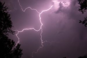Canicula lasă loc furtunilor. Cod portocaliu în Timiș, cu rafale de peste 100 km/h
