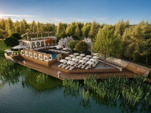 Piscină și ponton plutitor. Cum va arăta noua zonă de relaxare de pe malul Lacului Surduc