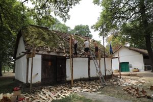 Să nu mai plouă în casele de la Muzeul Satului. Meșteri din Maramureș refac mai multe acoperișuri / FOTO