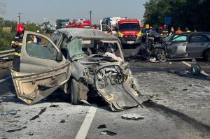 Accident grav pe DN6, în apropiere de Lugoj. Trei mașini implicate, un bărbat a murit / FOTO