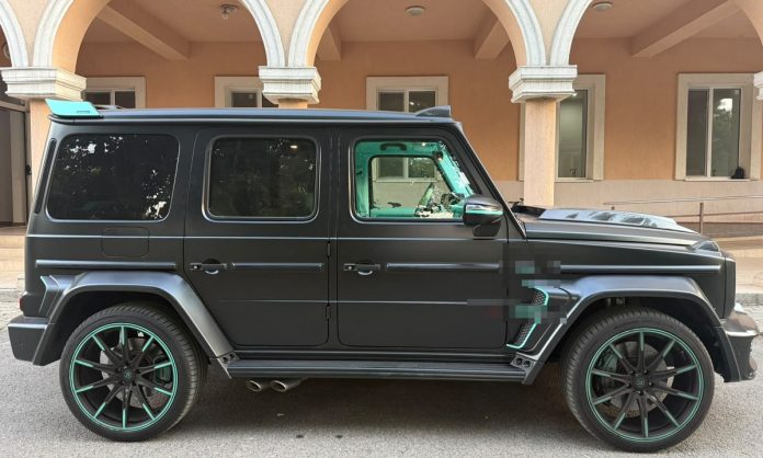 Brabus de 200.000 de euro, căutat în Elveția, oprit lângă Timișoara Brabus de 200.000 de euro, căutat în Elveția, oprit lângă Timișoara