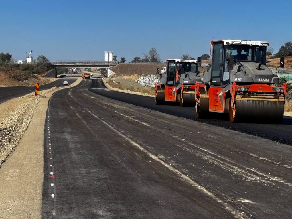Asfalt și primele grinzi pe A1 Margina-Holdea. Lucrările avansează și în afara tunelurilor „pentru urși” / FOTO