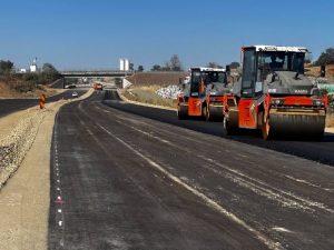 Asfalt și primele grinzi pe A1 Margina-Holdea. Lucrările avansează și în afara tunelurilor „pentru urși” / FOTO