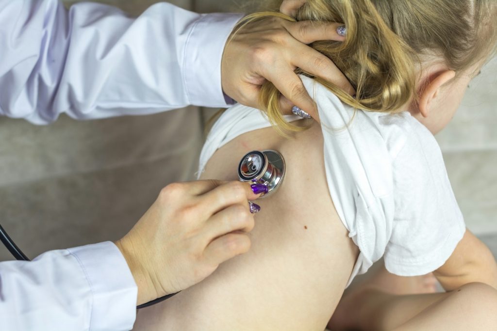 Canicula pune în pericol copiii cu boli respiratorii. Avertismentul medicilor