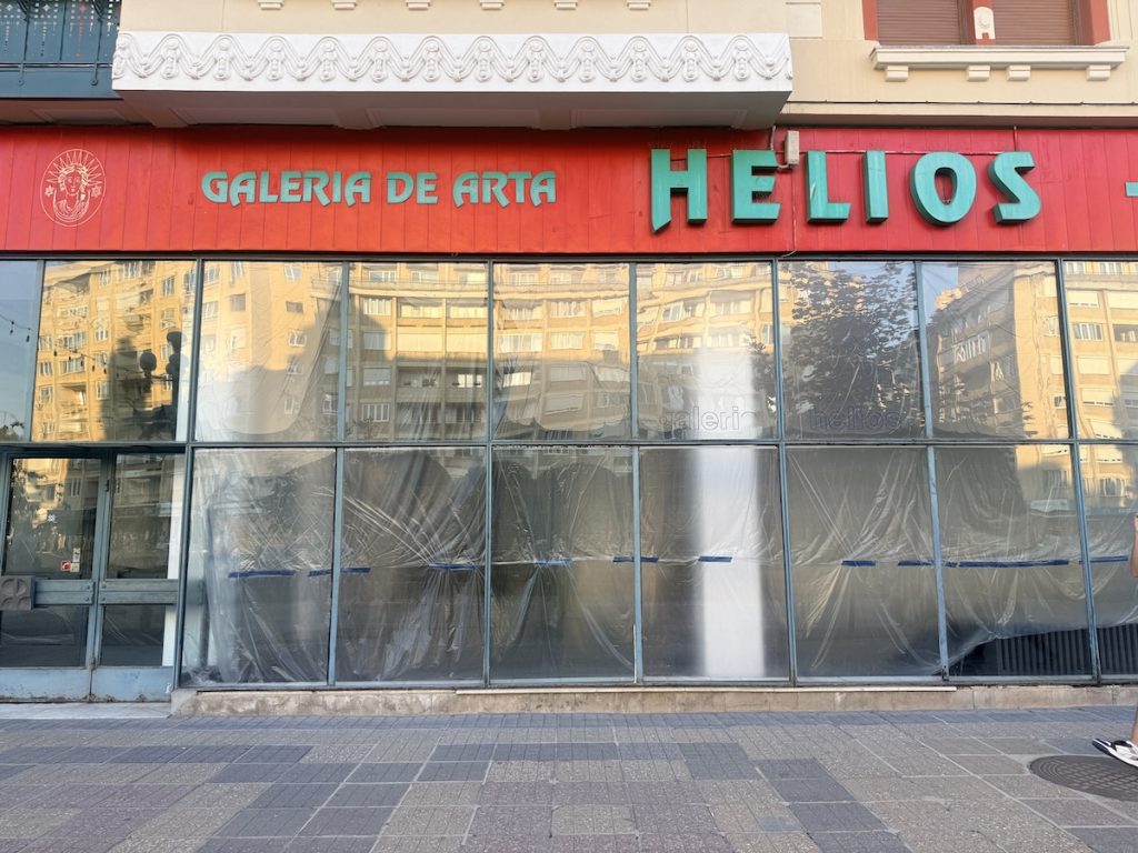 Pauză la Galeria Helios. Spațiul expozițional a intrat în reparații