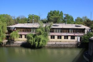 Dispare Vaporul. Un restaurant nou, cu terasă, îi va lua locul