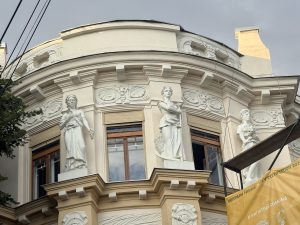 Cum readuci la viață o statuie dispărută? Din fotografii, înapoi pe fațada Palatului Karl Kunz / FOTO