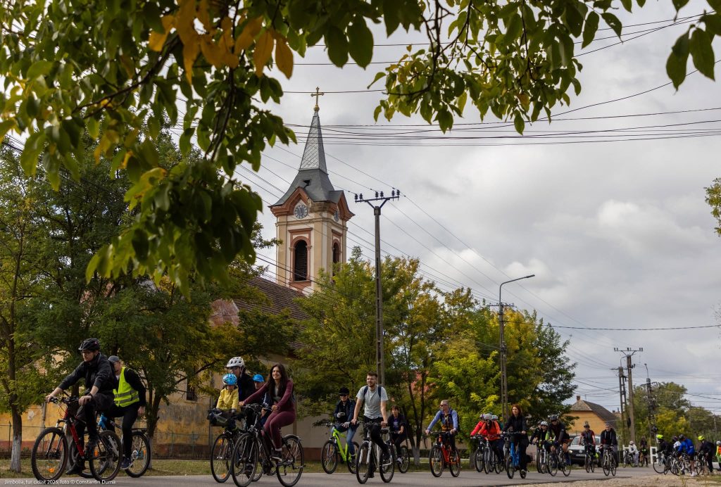 Cu bicicleta din Jimbolia până în Serbia. „Marea Pedalare” ajunge la Kikinda, de Festivalul Dovlecilor