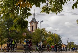 Cu bicicleta din Jimbolia până în Serbia. „Marea Pedalare” ajunge la Kikinda, de Festivalul Dovlecilor