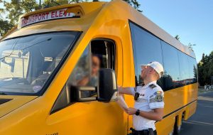 Șofer băut la volanul unui microbuz cu 14 elevi. A fost oprit la Gătaia