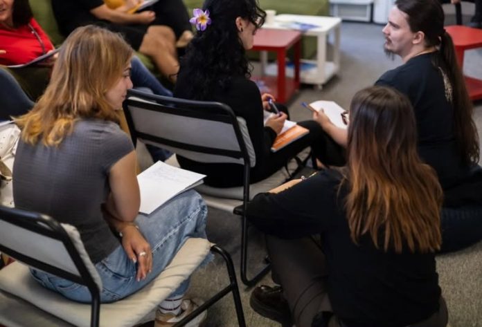 Despre limite, relații și alegeri sănătoase. Ateliere gratuite pentru tineri, la Timișoara Despre limite, relații și alegeri sănătoase. Ateliere gratuite pentru tineri, la Timișoara
