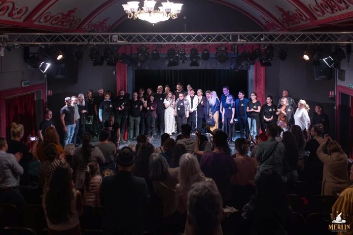 Opt zile cu sălile pline. „Sub Bagheta lui Merlin” a strâns peste 4.000 de spectatori Opt zile cu sălile pline. „Sub Bagheta lui Merlin” a strâns peste 4.000 de spectatori