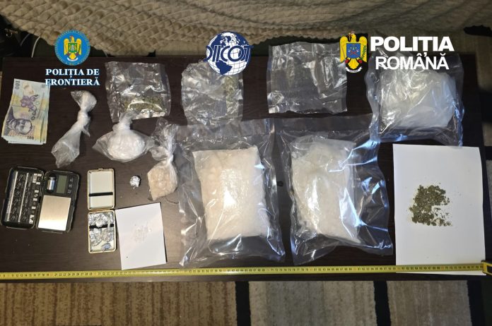 Aproape două kilograme de „cristal”, găsite la percheziții în Timișoara. Doi bărbați, reținuți