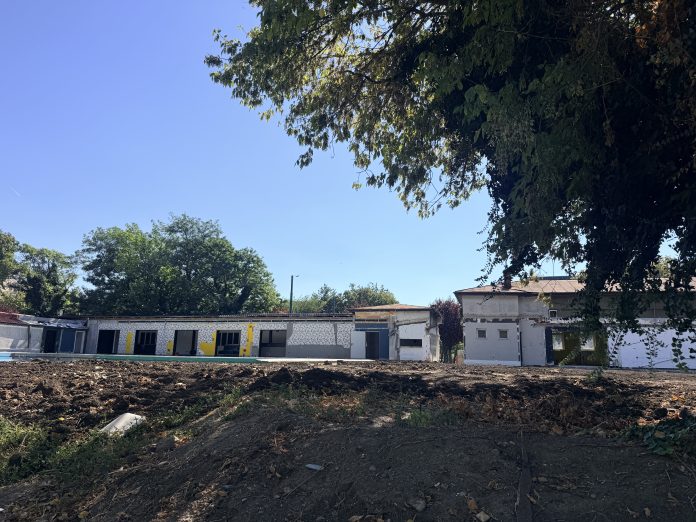 Berea pe malul Begăi mai stă la rece. Fostul Electrometal era biergarten în iulie, acum e doar un plan Berea pe malul Begăi mai stă la rece. Fostul Electrometal era biergarten în iulie, acum e doar un plan