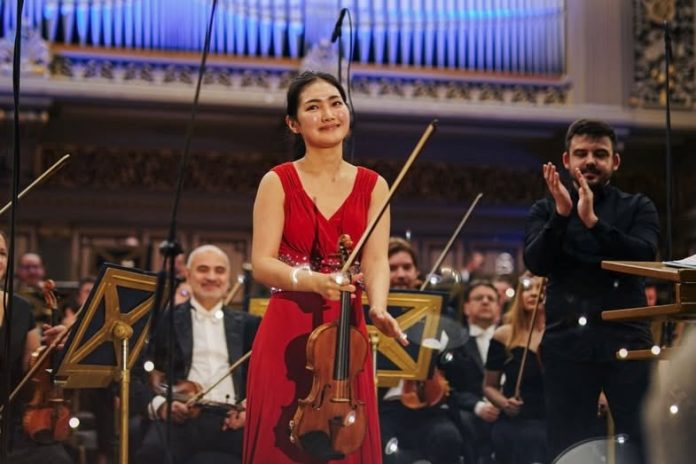 O vioară din 1885 și o laureată a Concursului Enescu, într-un recital la Timișoara O vioară din 1885 și o laureată a Concursului Enescu, într-un recital la Timișoara