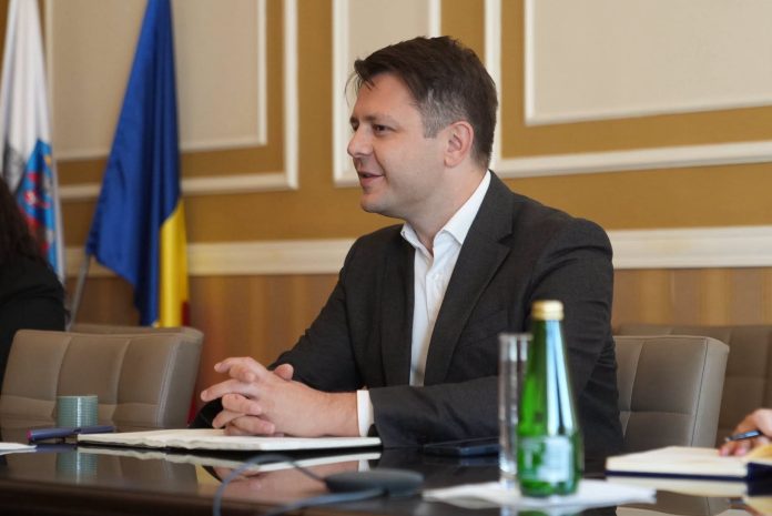 Lațcău a preluat primăria după plecarea lui Fritz. 14 voturi îi pot lua atribuțiile