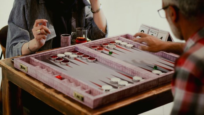 Cine dă șase-șase? Cupă de table cu premii în bani, la Timișoara Cine dă șase-șase? Cupă de table cu premii în bani, la Timișoara