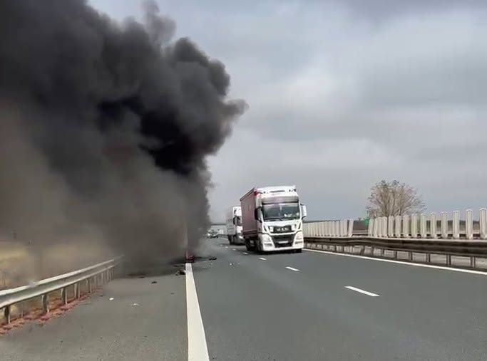 Un tir încărcat cu legume congelate a luat foc pe A1, lângă Orțișoara