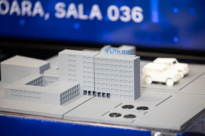 Din sticle de plastic, mobilier și obiecte de artă. Ce pregătește UVT într-un laborator Din sticle de plastic, mobilier și obiecte de artă. Ce pregătește UVT într-un laborator